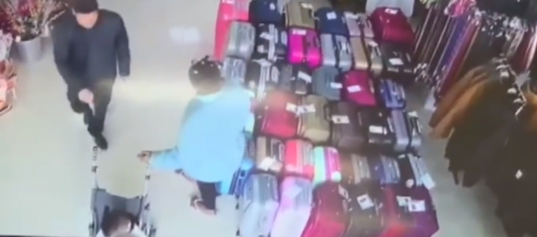 Así fue el intento de robo de un bebé en una tienda de Almería