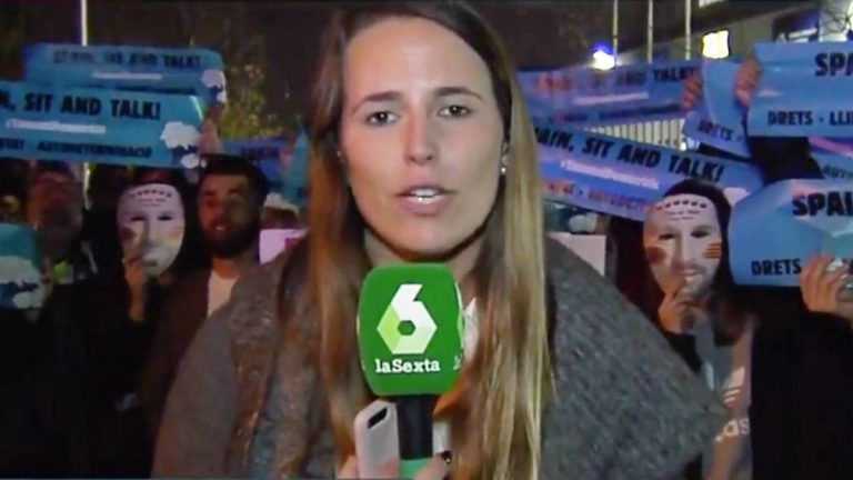 Independentistas catalanes rodean a una periodista de 'laSexta' con excrementos de burro