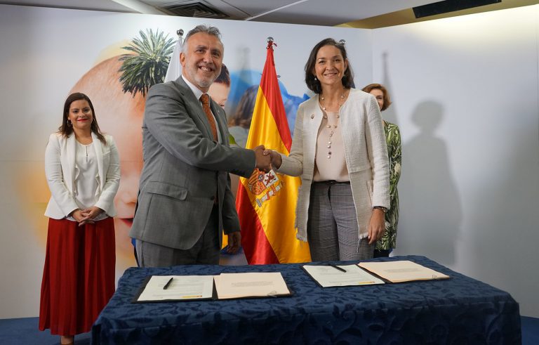 El Gobierno de Canarias y el Ministerio de Turismo firman el convenio para paliar el efecto de la crisis de Thomas Cook