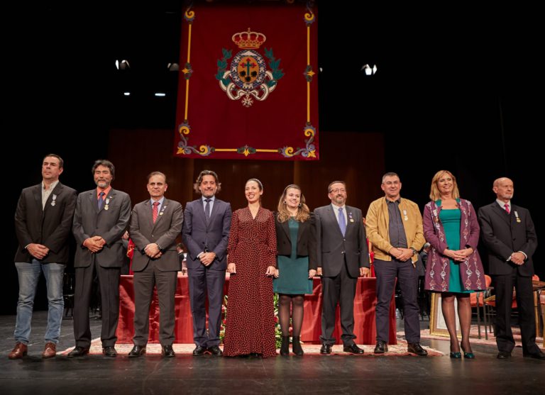 La alcaldesa de Santa Cruzentrega las Medallas de Oro y Plata de la ciudad