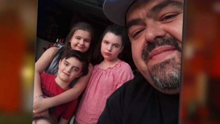 Mueren tres niños y su padre tras incendiarse el árbol de Navidad