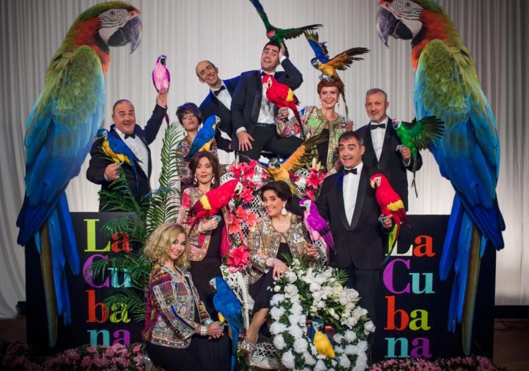 'Adiós, Arturo': cómo convertir un funeral en una gran fiesta