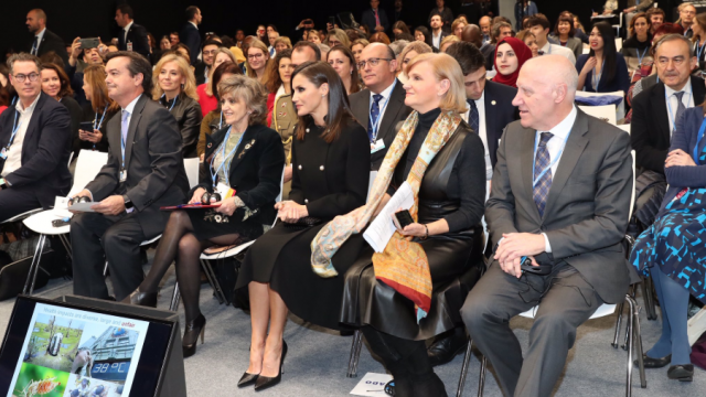 La reina Letizia sorprende con dos 'looks' en apenas hora y media 1 letizia casa real ifema cop