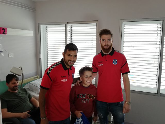 los niños disfrutan de la visita de los jugadores del CD Tenerife