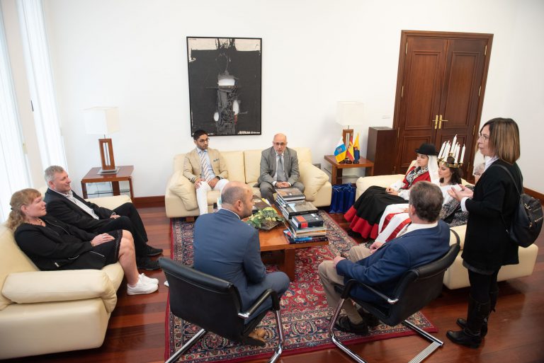 Las Lucías Sueca y Canaria Matilda Lindström y Sara López inician en el Cabildo su periplo de visitas institucionales