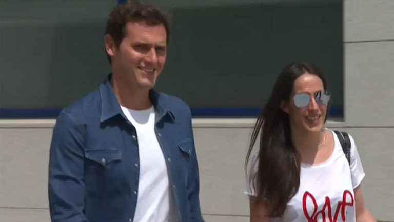 El misterioso anillo que luce Malú y que desata los rumores de boda