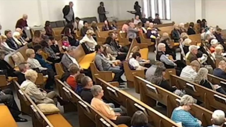 Un hombre saca una escopeta y abre fuego en el interior de una iglesia