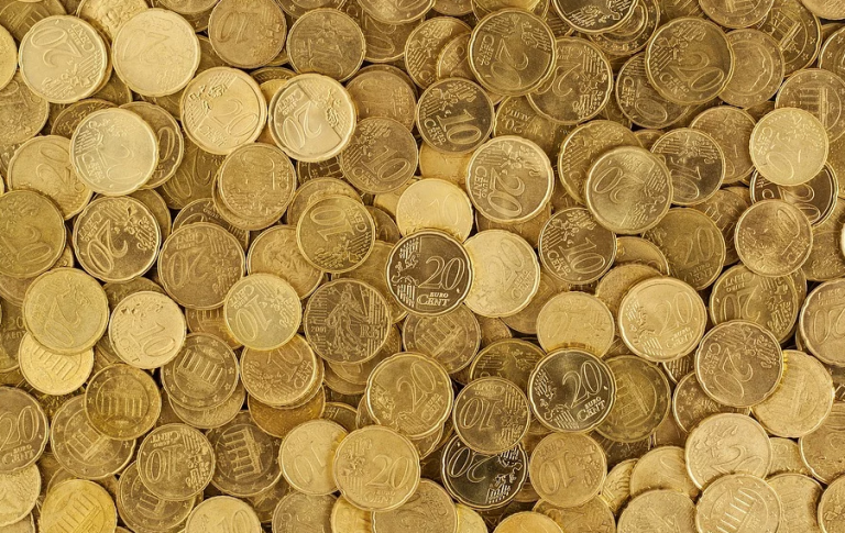 Una mujer paga una multa con 140 kilos de monedas