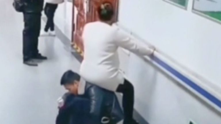 El marido de una embarazada se convierte en su silla después de que nadie le cediera el sitio