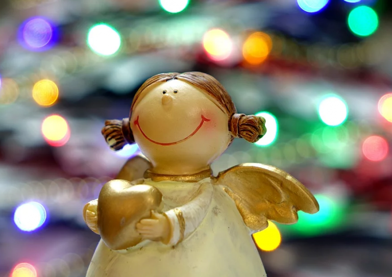 La policía detiene un coche en la carretera por ir demasiado adornado de Navidad