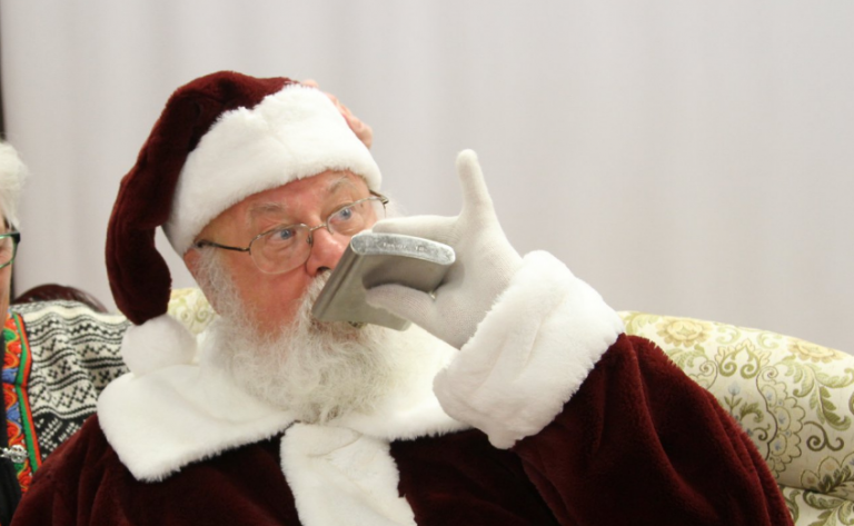 Un centro comercial despide a un Papá Nöel por hacerse fotos inapropiadas junto a los clientes