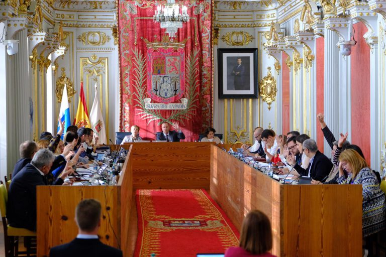 La oposición califica de “impropias y poco democráticas” las formas de Hidalgo, que sigue ‘ninguneando’ a las tres fuerzas políticas en el Pleno