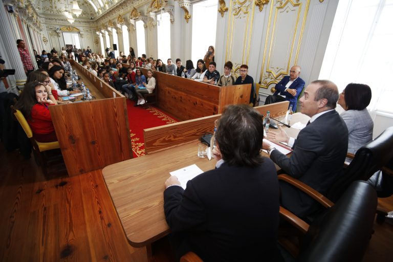 El Ayuntamiento insta al Estado y al Gobierno regional a que financien los fármacos de los enfermos de fibrosis quística