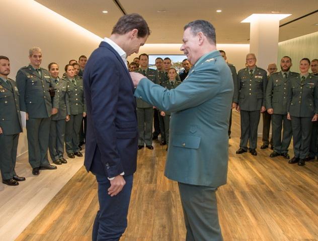 Rafa Nadal recibe la Cruz de Plata al mérito de la Guardia Civil