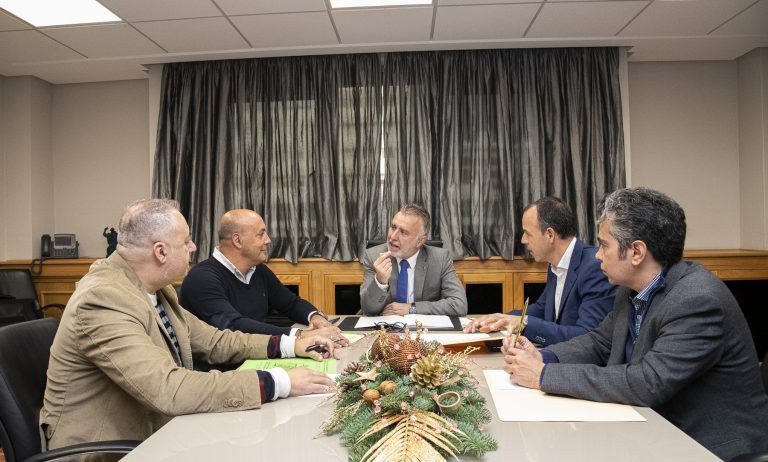 Ángel Víctor Torres y los representantes de la asociación de trabajadores Asamblea 7 Islas abordan las necesidades de la sanidad canaria