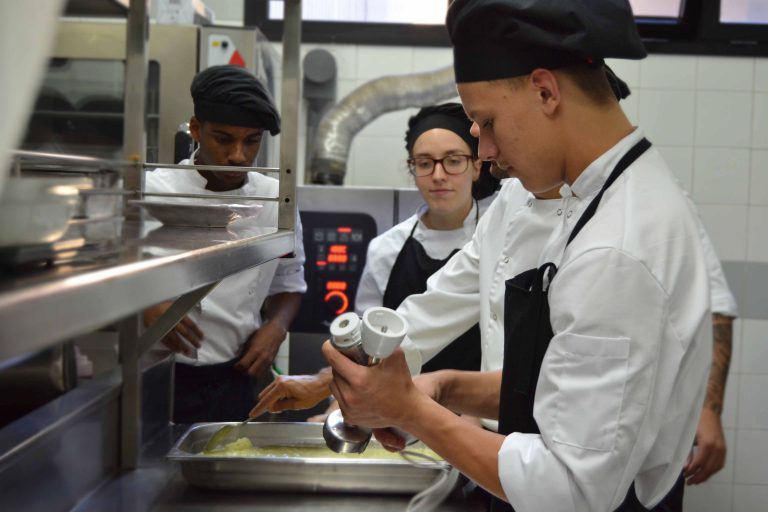 Hecansa formará a 30 jóvenes con dificultades de inserción para ser profesionales de la Hostelería y la Restauración  