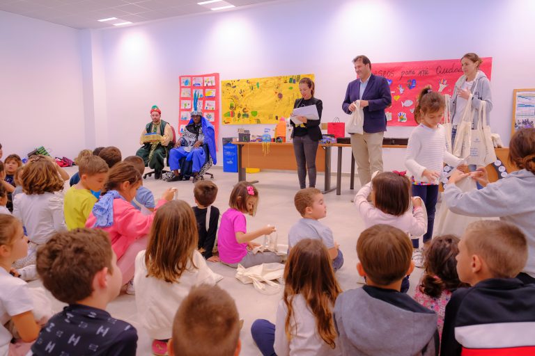 La alcaldesa de Santa Cruz de Tenerife recibe las peticiones y deseos de un centenar de niños y niñas para la ciudad