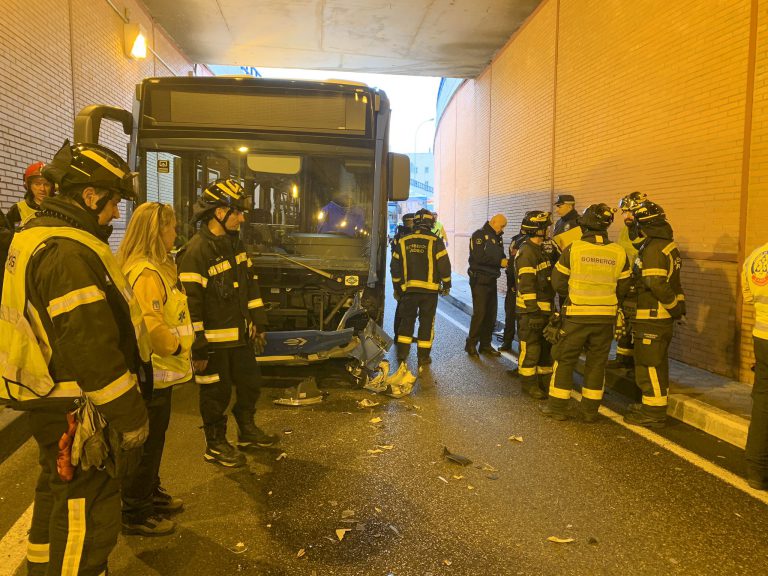 Muere un motorista tras colisionar contra un autobús de la EMT