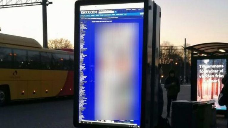 Una pantalla de información de una estación de autobuses emite porno tras un ataque informático
