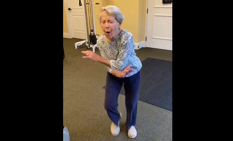 Una anciana de 91 años se viraliza tras bailar un rock de Elvis para celebrar su alta médica