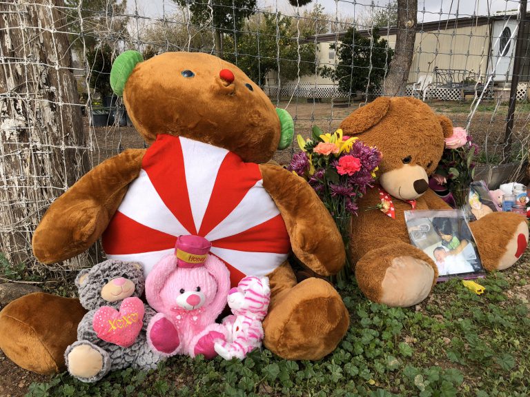 Asfixia a sus tres hijos mientras les canta una nana