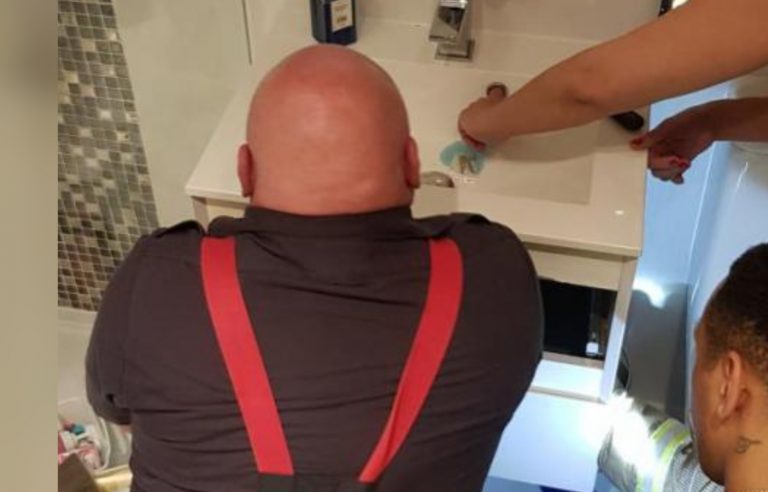 Los bomberos liberan a una mujer cuyo dedo quedó atrapado en el desagüe del grifo