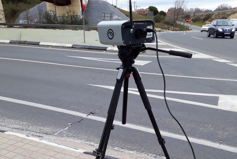 Un radar de la DGT multará  a los vehículos que no tengan la ITV