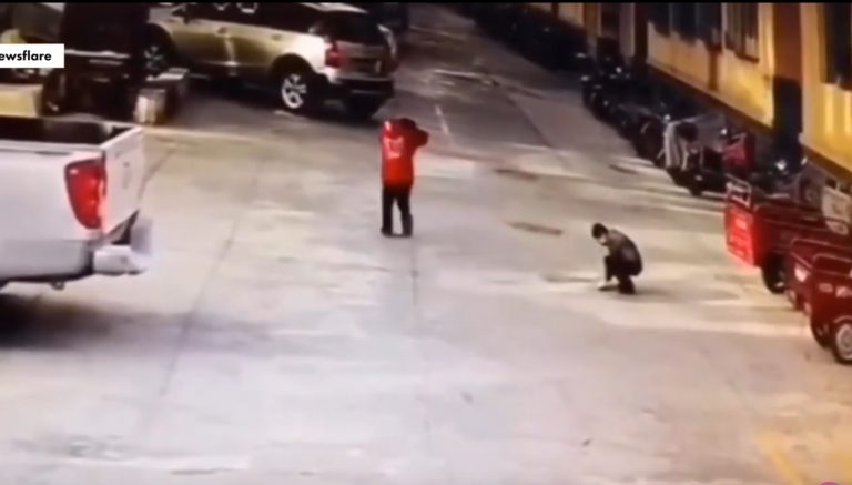 Un niño vuela por los aires tras estallarle un petardo en plena cara
