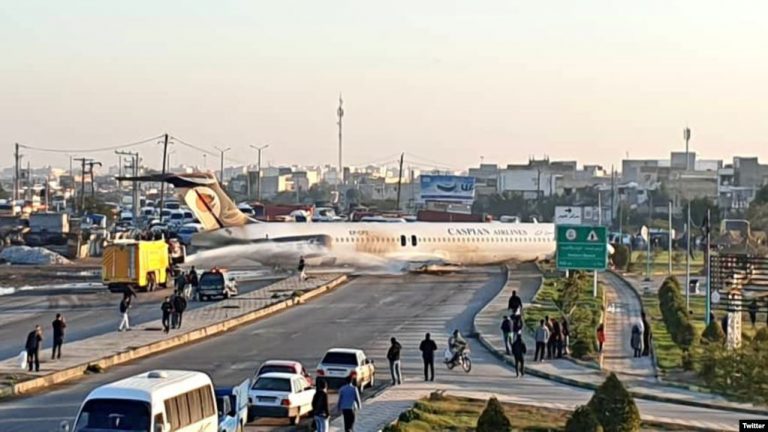 Un avión comercial aterriza en una autopista sin causar víctimas