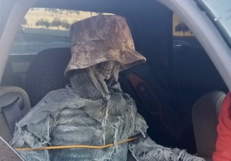 Detenido un conductor que viajaba junto a un esqueleto en un carril de uso compartido