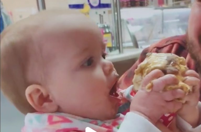 La increíble reacción de un bebé al probar el helado por primera vez