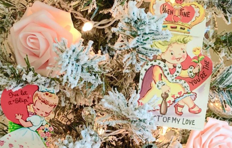 La nueva moda que arrasa en internet: redecorar el árbol de Navidad con adornos para San Valentín