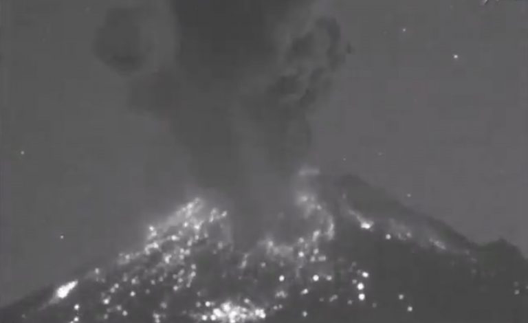 Graban un OVNI segundos después de que el volcán Popocatepetl entrase en erupción
