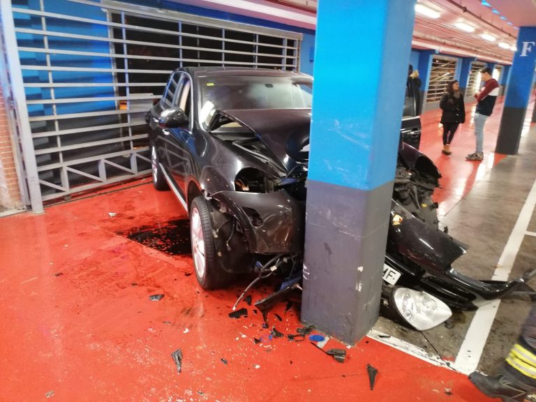 Destroza su Porsche contra una columna de un centro comercial de Madrid