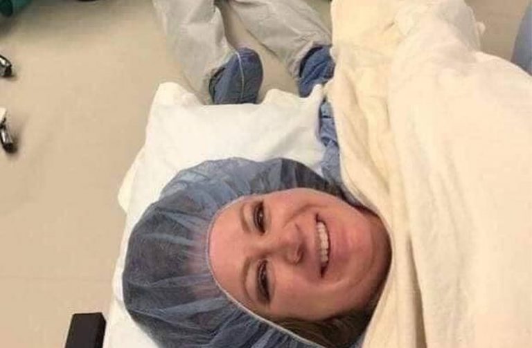 Celebra el nacimiento de su hijo con un selfie y graba el desmayo de su marido