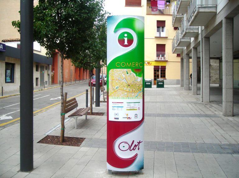 El Ayuntamiento de Telde formaliza el contrato del suministro de la señalización turística inteligente del municipio