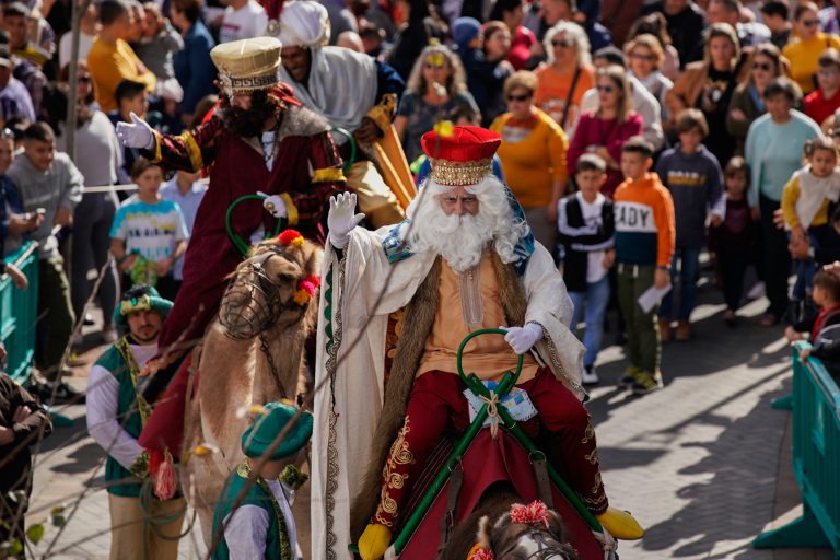 Miles de niños dieron la bienvenida a los Reyes Magos en la Villa de Moya
