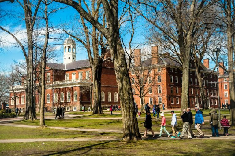 La Universidad de Harvard cierra temporalmente sus puertas por la presencia de un hombre armado en el campus