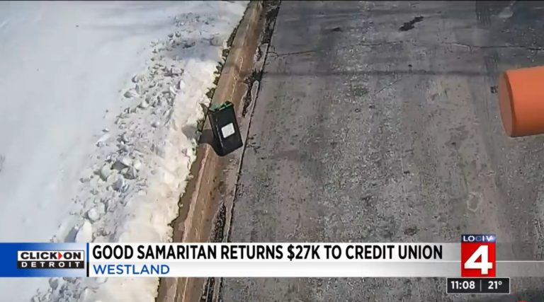 Encuentra abandonada en la carretera la consigna de un cajero llena de billetes y la devuelve al banco