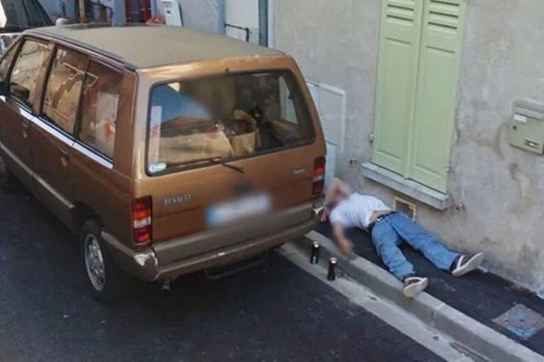 Google Street View captura  a un hombre 'durmiendo la mona' en plena calle