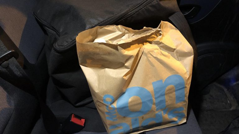 La policía entrega un pedido del McDonald´s tras percatarse de que el repartidor no tenía el seguro en regla