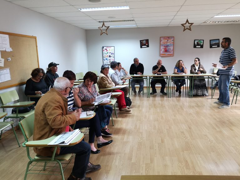 Los usuarios de los huertos urbanos reciben formación en agricultura ecológica para sacar mayor provecho a sus cercados 