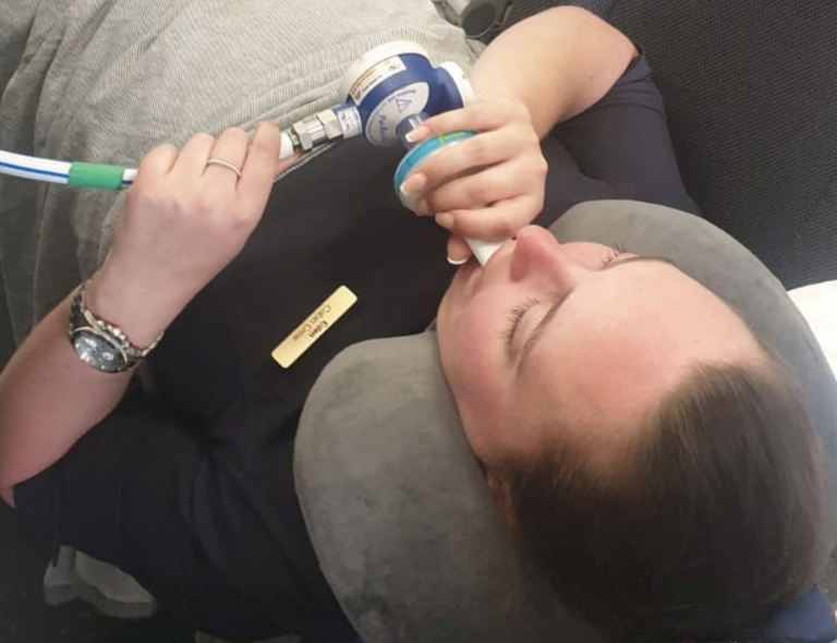 Una azafata se rompe la pierna en siete partes durante las turbulencias en un vuelo