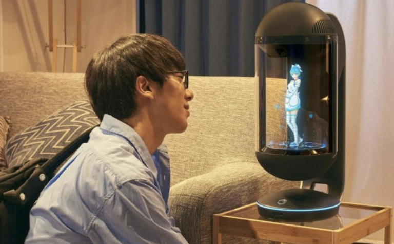 El hombre que se casó con un holograma quedará viudo por una actualización de software