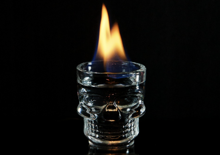 Una joven sufre graves quemaduras en la cara al encender un cigarrillo tras tomarse un 'chupito' de alcohol etílico