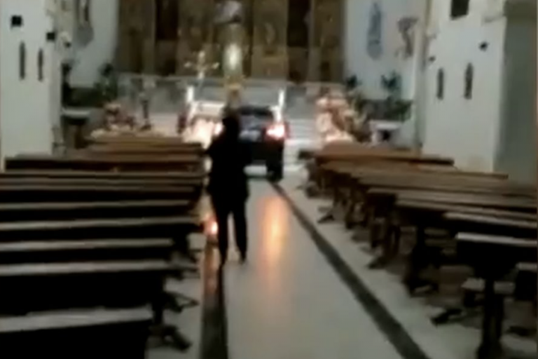 Estrella su coche contra una iglesia de Toledo y asegura estar poseído