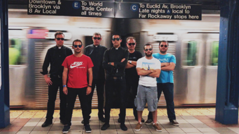 Así es 'La Voz de Desierto', el peculiar grupo de curas rockeros de Valladolid que triunfa por el mundo