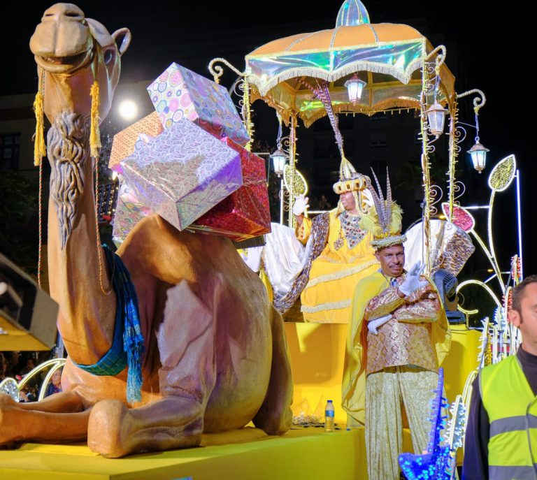 Alrededor de 250.000 personas se vuelcan con Sus Majestades los Reyes Magos de Oriente en Santa Cruz de Tenerife