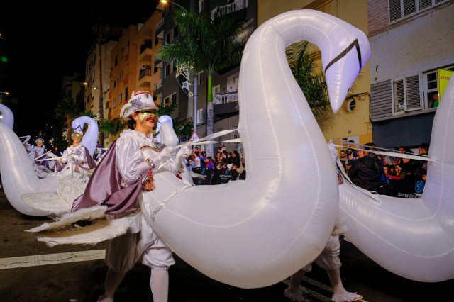 Alrededor de 250.000 personas se vuelcan con Sus Majestades los Reyes Magos de Oriente en Santa Cruz de Tenerife 2 Cisnes iluminados