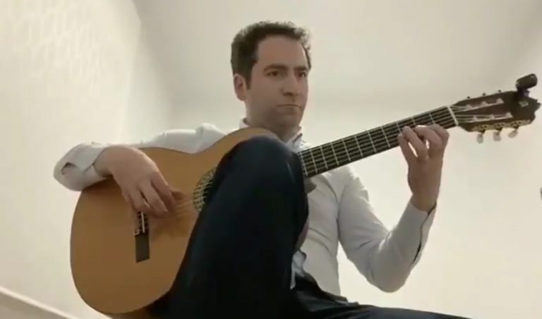 Teodoro García Egea se ‘arranca’  en las redes sociales y toca a la guitarra unos “tanguillos de Cádiz”